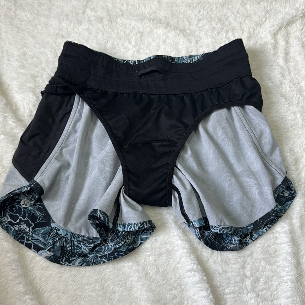 Lululemon Spring Break Away Short Eternal
Wave Starlight Black Size 6 - Picture 4 of 9